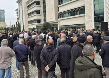 Bursa Büyükşehir Belediye Binası Önünde Hareketlilik: Vatandaşlar Toplanmaya Başladı