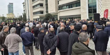 Bursa Büyükşehir Belediye Binası Önünde Hareketlilik: Vatandaşlar Toplanmaya Başladı