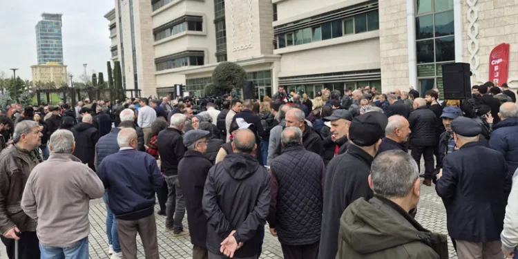 Bursa Büyükşehir Belediye Binası Önünde Hareketlilik: Vatandaşlar Toplanmaya Başladı