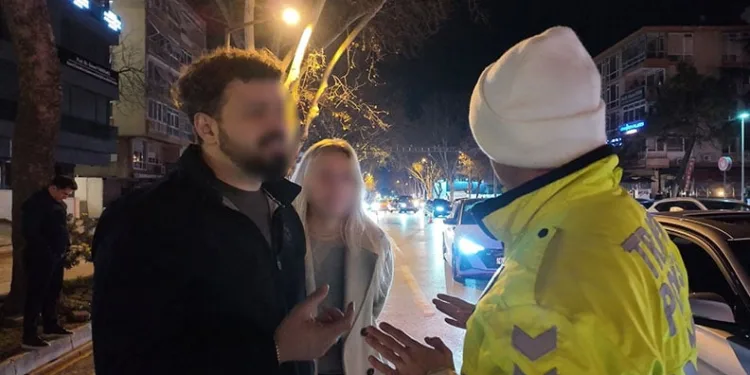 Frenine bakmak için indi, aracı gözlerinin önünde şarampole yuvarlandı