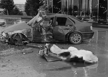 İnegöl’de Feci Kaza: Otomobil Reklam Panosuna Ok Gibi Saplandı! 1 Ölü, 2 Yaralı