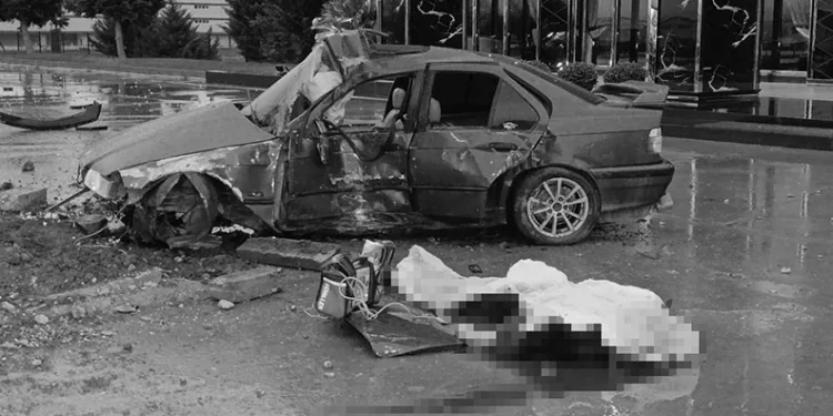 İnegöl’de Feci Kaza: Otomobil Reklam Panosuna Ok Gibi Saplandı! 1 Ölü, 2 Yaralı