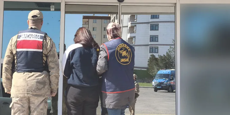 Balkondaki kombiden çıkan yangın mahalle sakinlerini korkuttu