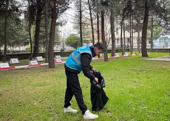 Bursa’da öğrencilerden şehit kabirlerine bayram temizliği
