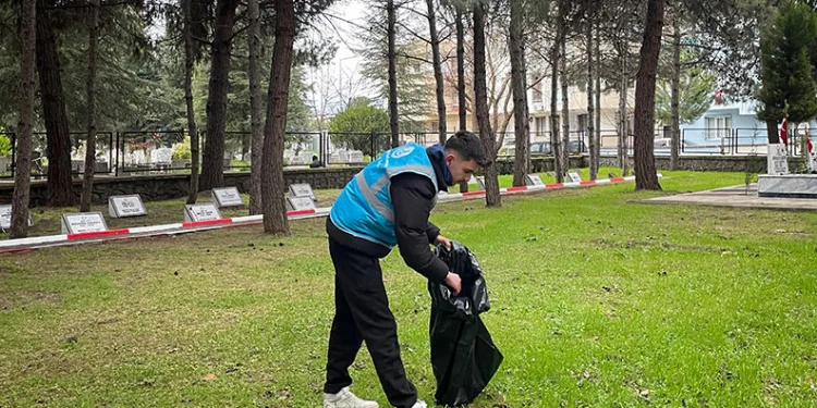 Bursa’da öğrencilerden şehit kabirlerine bayram temizliği