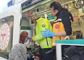 Bir anda şerit değiştirdi, motosikletler çarpıştı