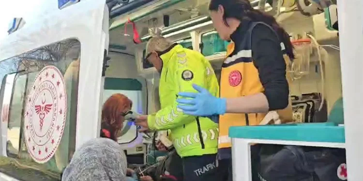 Bir anda şerit değiştirdi, motosikletler çarpıştı