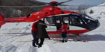 Kar engeli ambulans helikopterle aşıldı