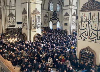 Bursa’da kontrolden çıkan otomobil istinat duvarına çarptı: 4 yaralı