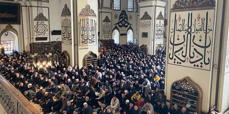 Bursa’da kontrolden çıkan otomobil istinat duvarına çarptı: 4 yaralı