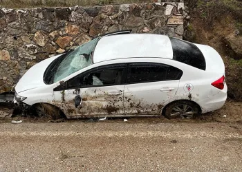 Bursa’da kontrolden çıkan otomobil istinat duvarına çarptı: 4 yaralı
