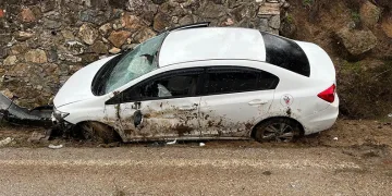 Bursa’da kontrolden çıkan otomobil istinat duvarına çarptı: 4 yaralı