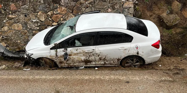 Bursa’da kontrolden çıkan otomobil istinat duvarına çarptı: 4 yaralı