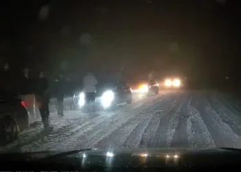 Bursa’da kontrolden çıkan otomobil istinat duvarına çarptı: 4 yaralı
