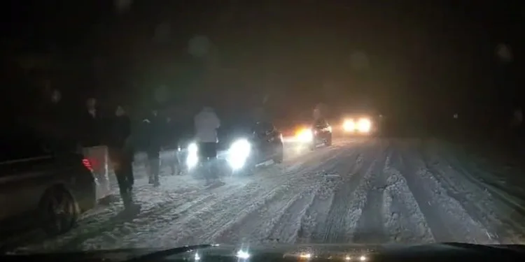 Bursa’da kontrolden çıkan otomobil istinat duvarına çarptı: 4 yaralı