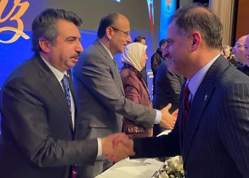 Bursa’da öğrencilerden şehit kabirlerine bayram temizliği