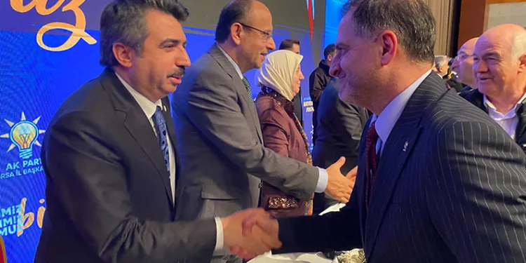 Bursa’da öğrencilerden şehit kabirlerine bayram temizliği