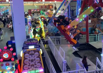Bursa’da öğrencilerden şehit kabirlerine bayram temizliği