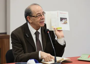 Bir anda şerit değiştirdi, motosikletler çarpıştı