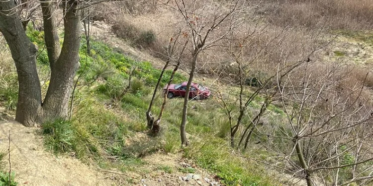 Frenine bakmak için indi, aracı gözlerinin önünde şarampole yuvarlandı
