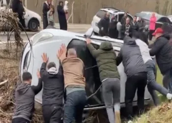 Bursa’da kontrolden çıkan otomobil istinat duvarına çarptı: 4 yaralı