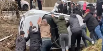 Bursa’da kontrolden çıkan otomobil istinat duvarına çarptı: 4 yaralı