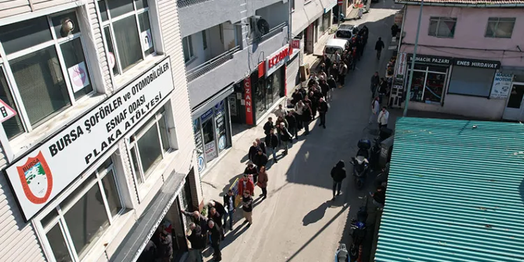 Bursa’da APP plaka izdihamı…Kuyruk sokaklara taştı