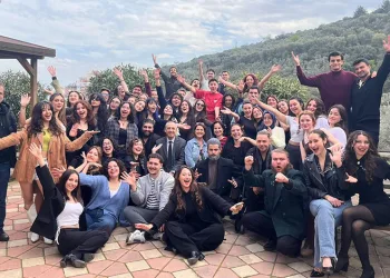 Bir anda şerit değiştirdi, motosikletler çarpıştı