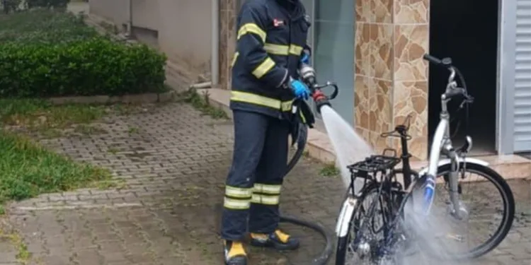 Devrek’te garaja park edilen elektrikli bisiklet yandı