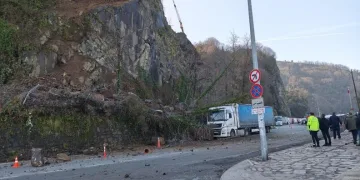 Evinin otoparkında öldürülen Kapalıçarşı esnafının davasında karar: 4 sanık hakkında müebbet, sanık eşe 17 yıl hapis