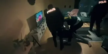 Balkondaki kombiden çıkan yangın mahalle sakinlerini korkuttu