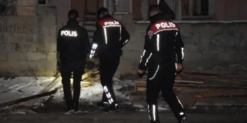 Balkondaki kombiden çıkan yangın mahalle sakinlerini korkuttu
