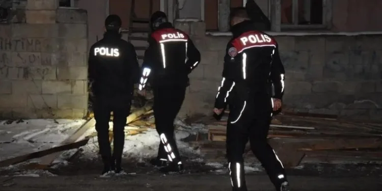 Balkondaki kombiden çıkan yangın mahalle sakinlerini korkuttu