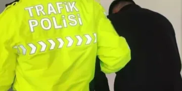 Balkondaki kombiden çıkan yangın mahalle sakinlerini korkuttu