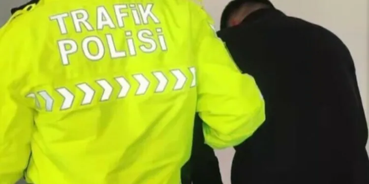 Balkondaki kombiden çıkan yangın mahalle sakinlerini korkuttu