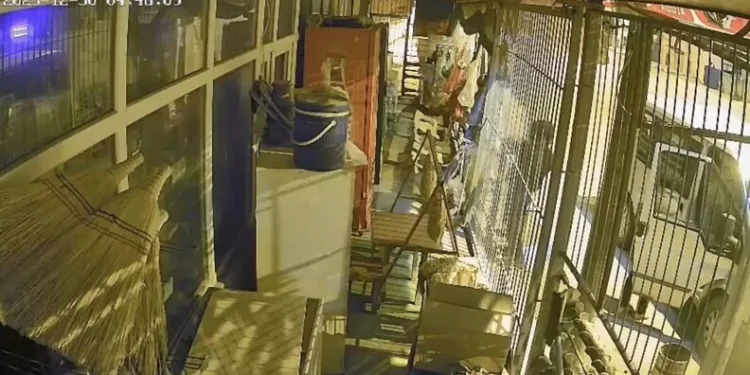 Balkondaki kombiden çıkan yangın mahalle sakinlerini korkuttu