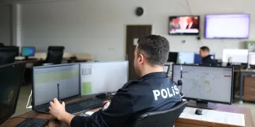 Balkondaki kombiden çıkan yangın mahalle sakinlerini korkuttu