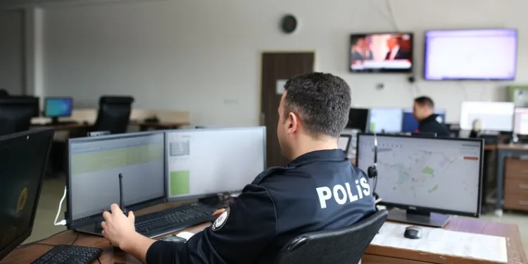 Balkondaki kombiden çıkan yangın mahalle sakinlerini korkuttu