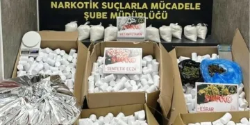 Balkondaki kombiden çıkan yangın mahalle sakinlerini korkuttu