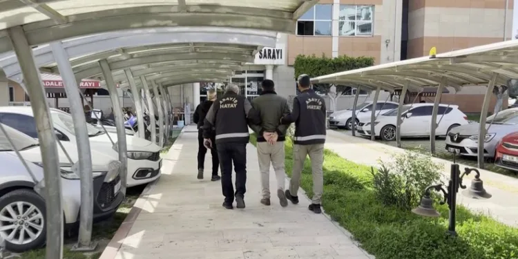 Balkondaki kombiden çıkan yangın mahalle sakinlerini korkuttu