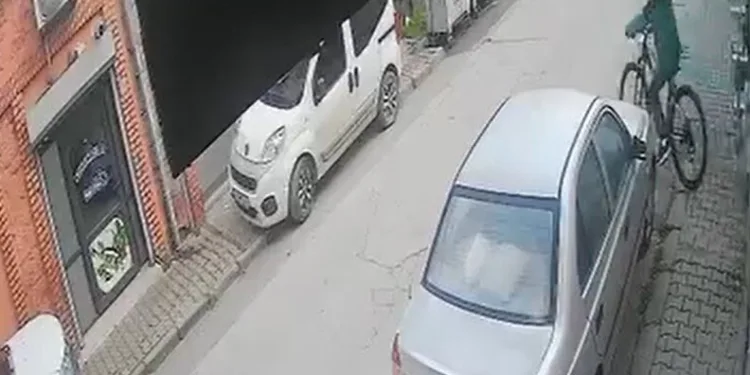 Balkondaki kombiden çıkan yangın mahalle sakinlerini korkuttu
