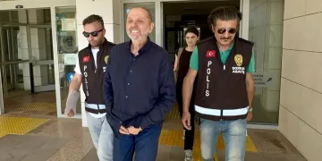 Balkondaki kombiden çıkan yangın mahalle sakinlerini korkuttu