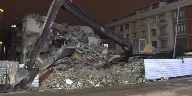 Balkondaki kombiden çıkan yangın mahalle sakinlerini korkuttu