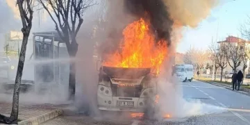 Balkondaki kombiden çıkan yangın mahalle sakinlerini korkuttu
