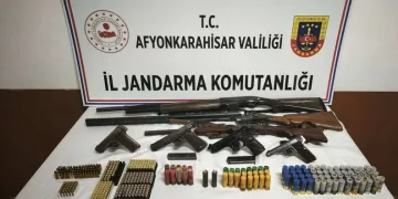 Balkondaki kombiden çıkan yangın mahalle sakinlerini korkuttu