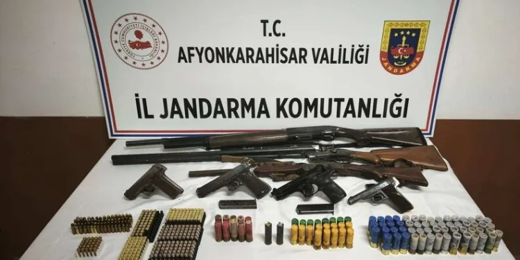 Balkondaki kombiden çıkan yangın mahalle sakinlerini korkuttu