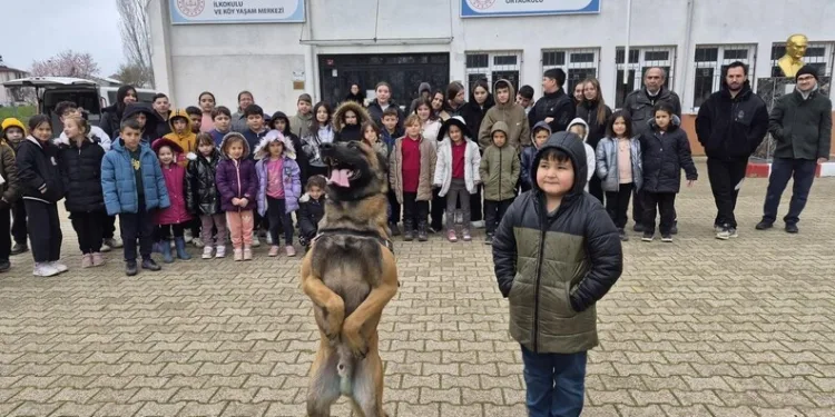 Balkondaki kombiden çıkan yangın mahalle sakinlerini korkuttu