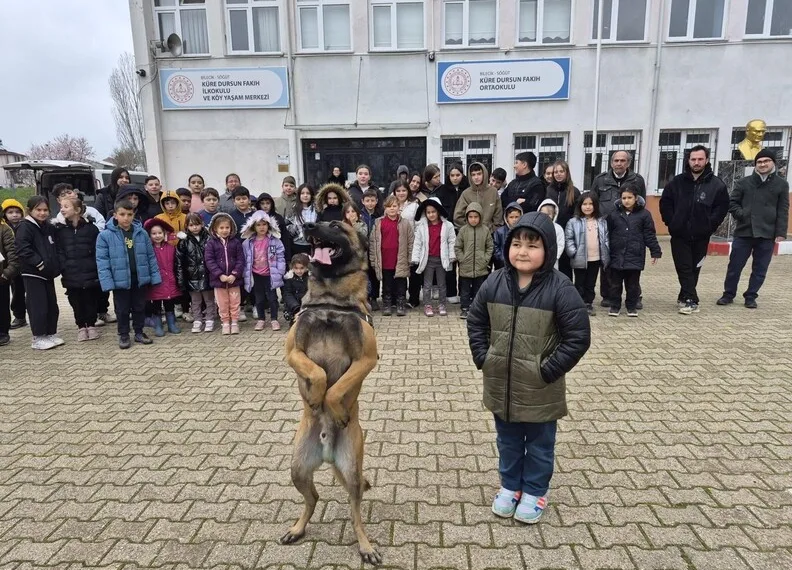 Balkondaki kombiden çıkan yangın mahalle sakinlerini korkuttu