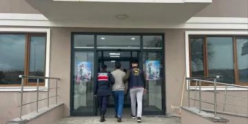 Balkondaki kombiden çıkan yangın mahalle sakinlerini korkuttu