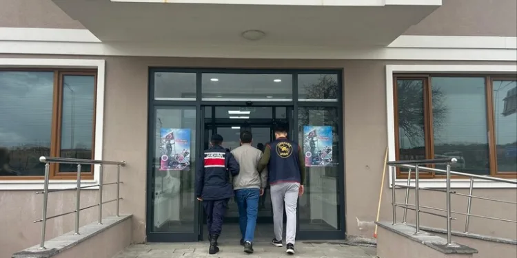 Balkondaki kombiden çıkan yangın mahalle sakinlerini korkuttu